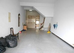 高雄大寮宏村住宿区住宅出售 八房二厅四卫二阳台，五楼店住一体，可厂登、仓储及小型工厂使用